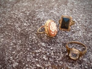 指輪のつける位置で変わる意味と効果