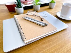 仕事運を高めるアクセサリーと色の組み合わせ｜キャリア成功を引き寄せる開運コーデ術