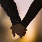 恋愛運を上げたい人におすすめの開運アクセサリー｜愛を引き寄せるお守りの選び方