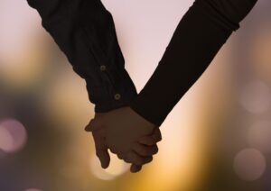 恋愛運を上げたい人におすすめの開運アクセサリー｜愛を引き寄せるお守りの選び方