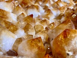 シトリンとは？金運を引き寄せる「幸運の天然石」の意味と魅力