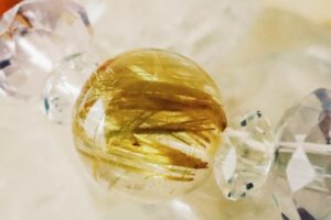 ルチルクォーツとは？金運と成功を引き寄せる「最強の天然石」の意味