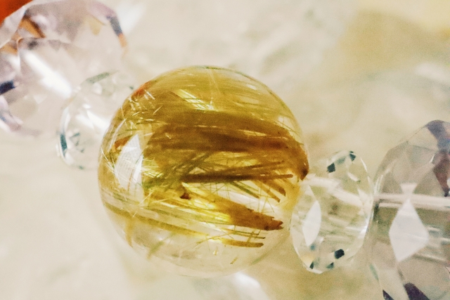 ルチルクォーツとは?金運と成功を引き寄せる「最強の天然石」の意味